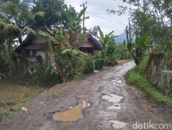 Jalan di Desa Mandalasari Tasikmalaya Rusak, Warga Tuntut Perbaikan