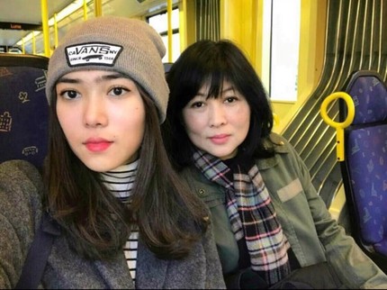 7 Momen Kedekatan Isyana Sarasvati dengan Ibunda, Seperti Sahabat