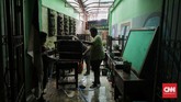 FOTO: Membersihkan Sisa Banjir di SMA Negeri 8 Jakarta SMAN 8 Jakarta di Bukit Duri, Jakarta Selatan, kerap tergenang banjir. Pascabanjir, guru dan murid gotong royong membersihkan sekolah.
