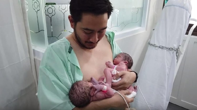 Tak lama setelah bayi kembar Syahnaz dan Jeje lahir, Jeje langsung melakukan skin to skin dengan buah hatinya itu. Apa ya manfaat skin to skin ayah dan bayi?