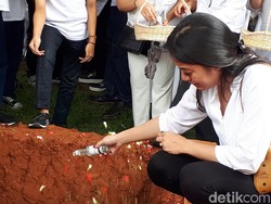 Wajah Sembab Cantika Abigail di Pemakaman Chris Pattikawa