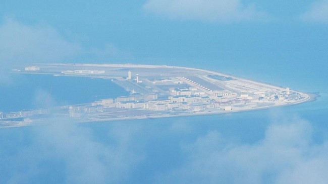An aerial shot of Chinese-claimed reef Subi reef, from a Philippine airforce plane, as Defense Secretary Delfin Lorenzana along with some journalists visit the Philippine-claimed Thitu island just opposite Subi reef in Spratlys on April 21, 2017. - A group of Filipino fishermen have accused China's coast guard of shooting at their vessel in disputed South China waters, Philippne authorities said April 21. (Photo by TED ALJIBE / AFP)