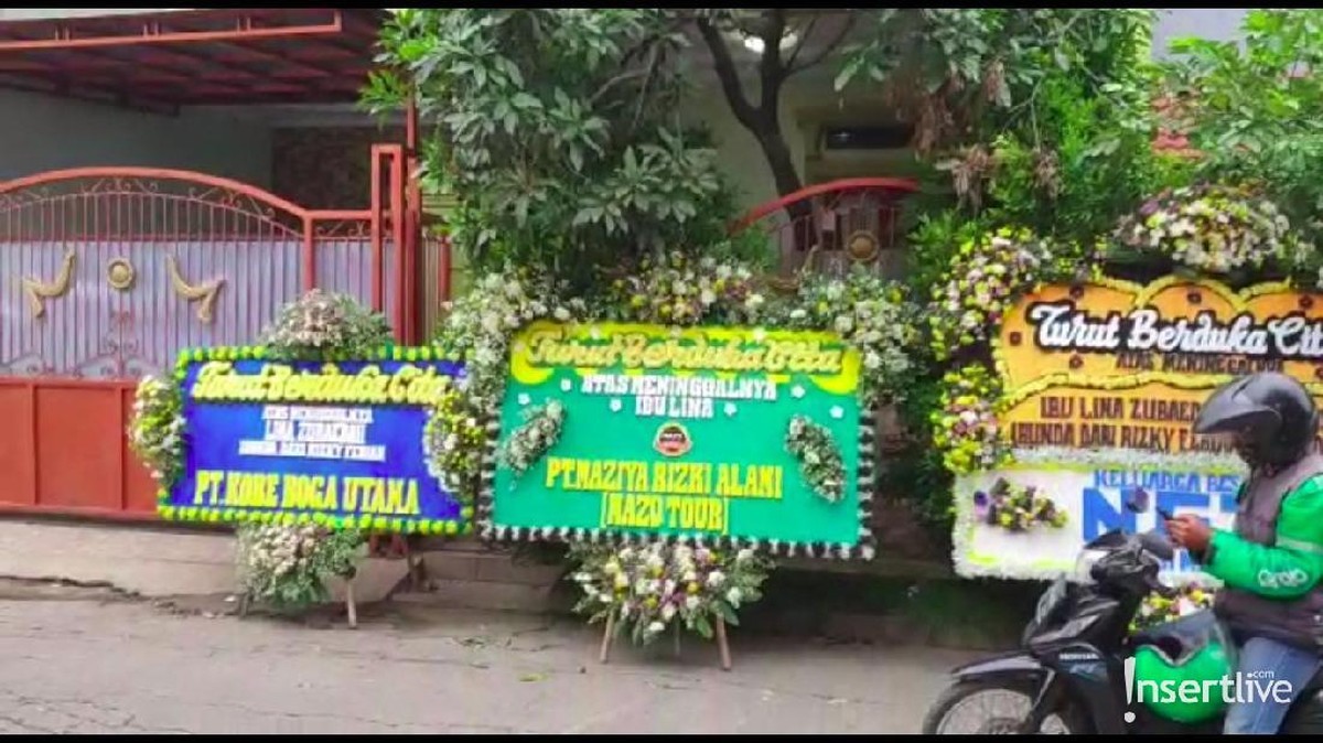 Kondisi terkini rumah duka mantan istri Sule&comma; Lina&comma; yang meninggal dunia pada Sabtu &lpar;4&sol;1&rpar; pagi&period; Lina langsung dimakamkan di tempat pemakaman keluarga&period;