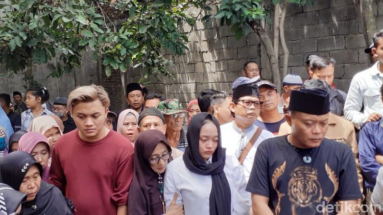 Sule ikut turun ke liang lahat untuk memakamkan mantan istrinya, Lina. Sule ikut dalam prosesi pemakaman Lina meraih simpati dan komentar positif dari netizen.