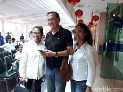 Roy Marten Jadi Sasaran Selfie di Rumah Duka Chris Pattikawa