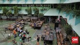 FOTO: Membersihkan Sisa Banjir di SMA Negeri 8 Jakarta SMAN 8 Jakarta di Bukit Duri, Jakarta Selatan, kerap tergenang banjir. Pascabanjir, guru dan murid gotong royong membersihkan sekolah.