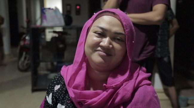 Komedian Sule ikut serta mengurus jenazah Lina mantan istrinya yang meninggal pada Sabtu (4/1) di Bandung.
