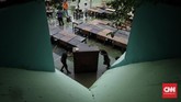 FOTO: Membersihkan Sisa Banjir di SMA Negeri 8 Jakarta SMAN 8 Jakarta di Bukit Duri, Jakarta Selatan, kerap tergenang banjir. Pascabanjir, guru dan murid gotong royong membersihkan sekolah.