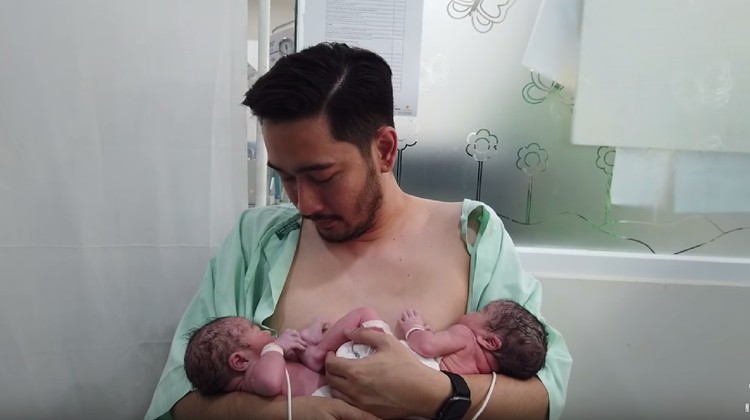Salah satu bayi kembar Syahnaz yang sedang rewel, tiba-tiba diam dan tenang setelah digendong ayahnya. Aksi sang suami menggendong anak pun jadi perhatian.