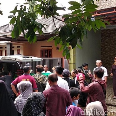 Sule Gotong Keranda Jenazah Mantan Istri dengan Mata Sembab