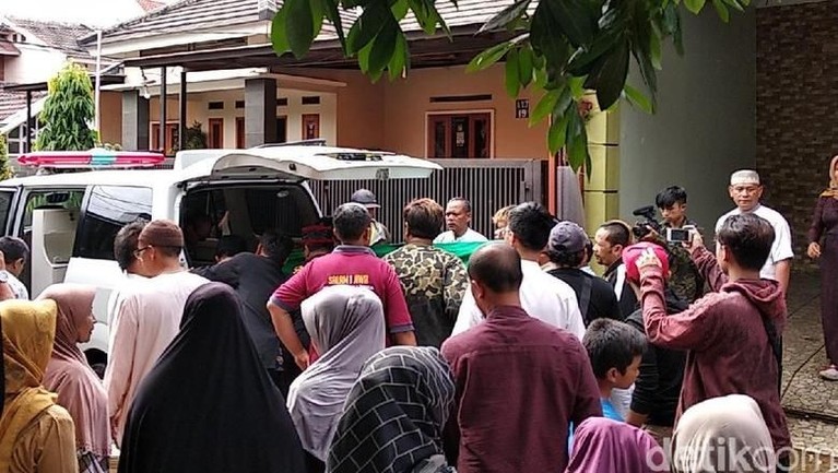 Kondisi terkini rumah duka mantan istri Sule, Lina, yang meninggal dunia pada Sabtu (4/1) pagi. Lina langsung dimakamkan di tempat pemakaman keluarga.