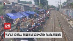 VIDEO: Warga Korban Banjir Mengungsi di Bantaran Rel Kereta