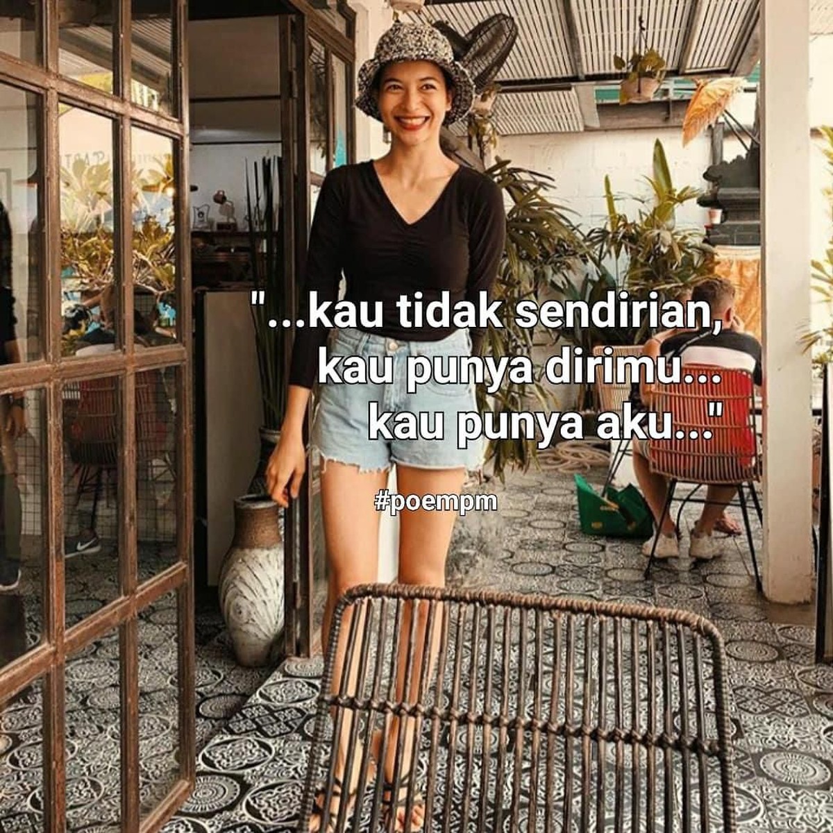 Tujuh puisi karya Putri Marino yang dijadikan buku&period; Kumpulan puisi itu sendiri membuat heboh dan menimbulkan pro dan kontra dari netizen&period;