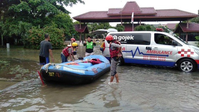 Konsumen Gojek berhasil mengumpulkan donasi Rp150 juta untuk korban banjir melalui aplikasi Gojek dengan menggandeng Kitabisa dan Baznas.