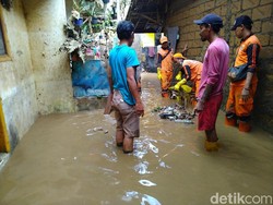 Banjir Pengadegan Jaksel Belum Surut, Air Setinggi Betis
