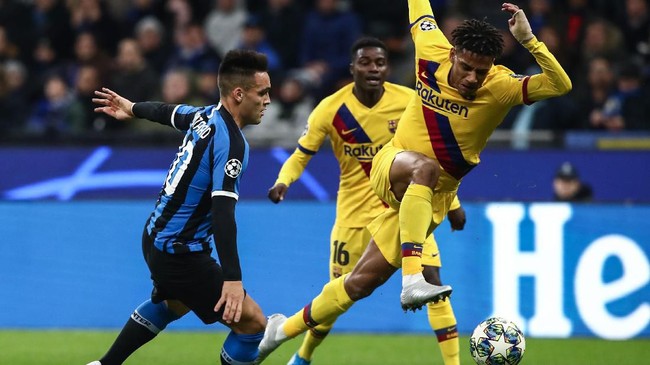 Barcelona mengonfirmasi satu pemain yang positif terpapar virus corona atau Covid-19 adalah bek Jean-Clair Todibo.