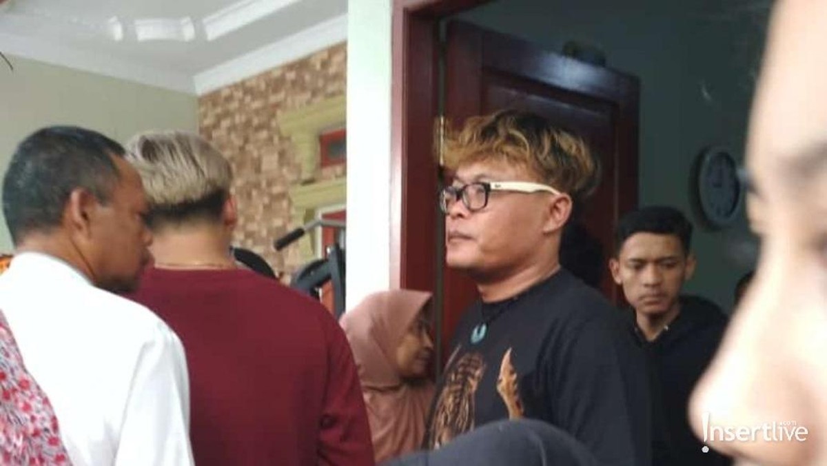 Kondisi terkini rumah duka mantan istri Sule&comma; Lina&comma; yang meninggal dunia pada Sabtu &lpar;4&sol;1&rpar; pagi&period; Lina langsung dimakamkan di tempat pemakaman keluarga&period;