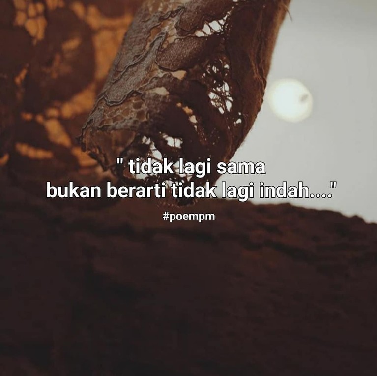 Tuai Pro Kontra, Ini 7 Puisi Putri Marino yang Dijadikan Buku Tujuh puisi karya Putri Marino yang dijadikan buku. Kumpulan puisi itu sendiri membuat heboh dan menimbulkan pro dan kontra dari netizen.