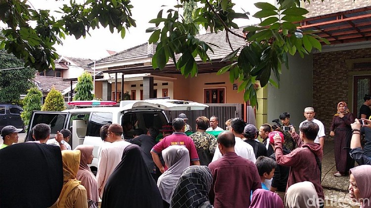 Lina mantan istri Sule meninggal dunia. Sule hadir di rumah duka yang berada di kawasan Bandung. Ia juga ikut menggotong keranda jenazah mantan istrinya itu.