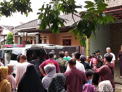 Sule Gotong Keranda Jenazah Mantan Istri