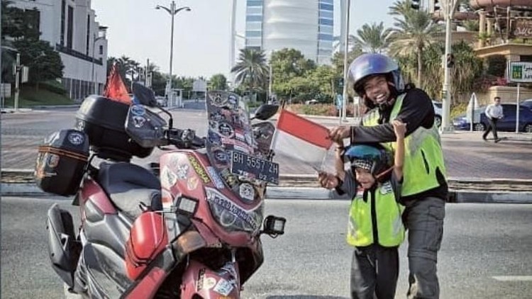 Lilik Gunawan naik motor dari Jambi ke Mekkah bersama anaknya, Balda. Lilik mengaku, ia sudah merancang persiapan untuk Balda, sebelum naik motor ke Mekkah.