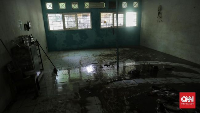 Banjir yang menerjang sejumlah wilayah Jakarta merobohkan tembok MTSN 19 Pondok Labu, Kamis (6/10) sore, hingga mengakibatkan tiga siswa meninggal dunia.
