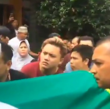 Rizky Febian Bantu Angkat Keranda Jenazah Ibunda