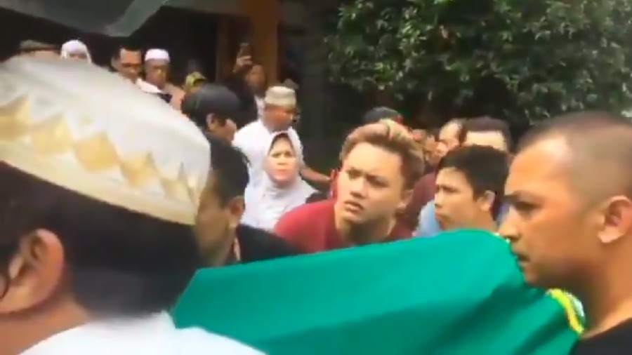 Rizky Febian datang ke rumah duka dan bantu angkat keranda jenazah sang ibu.