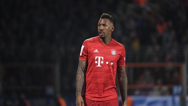 Bek Jerome Boateng dihukum Bayern Munchen karena bepergian di masa karantina corona untuk menjenguk anaknya yang sakit.
