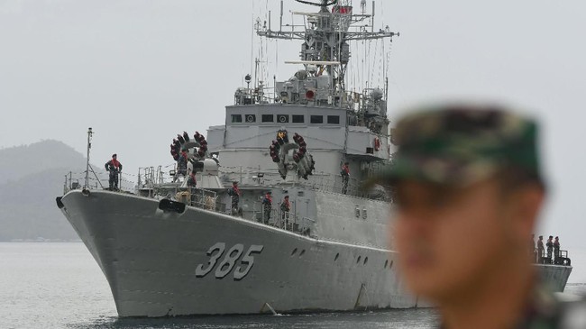 TNI menerjunkan 8 kapal perang, salah satunya jenis Fregat untuk amankan Perairan Natuna dari ancaman kehadiran kapal China di laut RI.