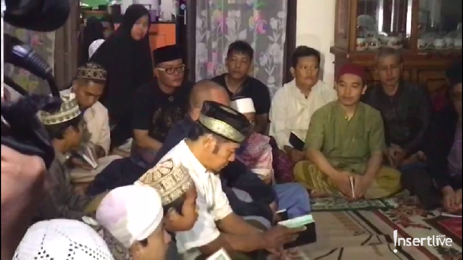 Suasana tahlilan di rumah duka mantan istri Sule, Lina, di Bandung yang meninggal dunia pada hari ini Sabtu (4/1).