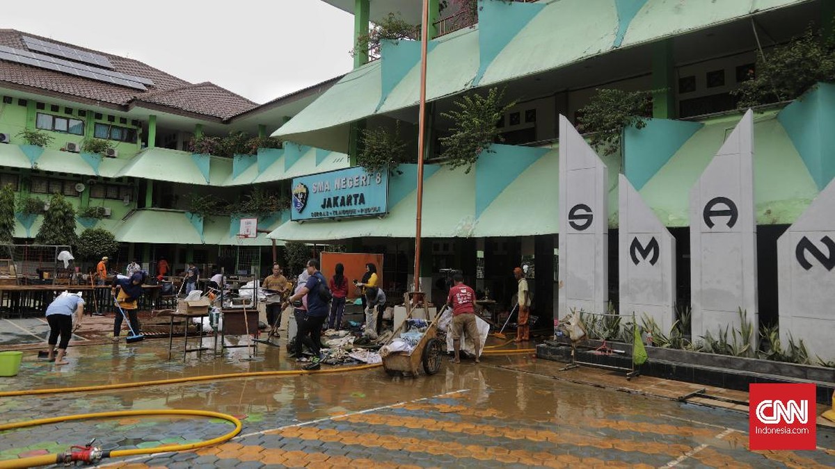 FOTO: Membersihkan Sisa Banjir di SMA Negeri 8 Jakarta