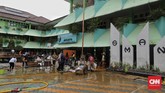 FOTO: Membersihkan Sisa Banjir di SMA Negeri 8 Jakarta SMAN 8 Jakarta di Bukit Duri, Jakarta Selatan, kerap tergenang banjir. Pascabanjir, guru dan murid gotong royong membersihkan sekolah.