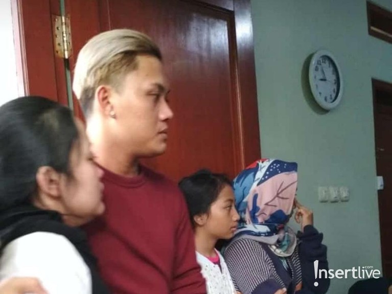 Kondisi terkini rumah duka mantan istri Sule, Lina, yang meninggal dunia pada Sabtu (4/1) pagi. Lina langsung dimakamkan di tempat pemakaman keluarga.