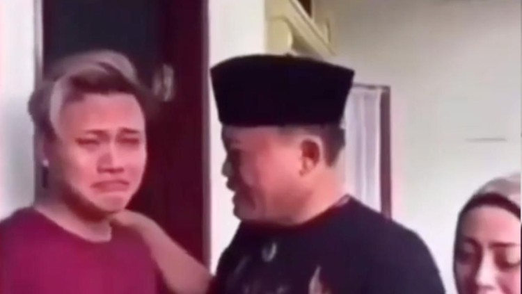 Putra sulung Sule dan Lina, Rizky Febian terlihat sudah hadir di rumah duka yang terletak di daerah Bandung. Rizky bahkan membantu mengangkat keranda sang ibu.
