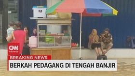 VIDEO: Berkah Pedagang di Tengah Banjir