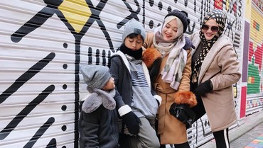 img-title Bukan Sule atau Teddy, Sosok Ini Disebut Sering Ziarah ke Makam Lina Jubaedah