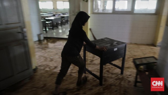 Jerit minta tolong dari siswa sekolah bersahutan saat banjir menerjang MTSN 19 Pondok Labu Jakarta. Tiga siswa dilaporkan tewas dalam banjir ini.
