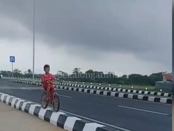 Aksi Bahaya Bocah Sepedaan di Median Jalan Exit Tol Pekalongan