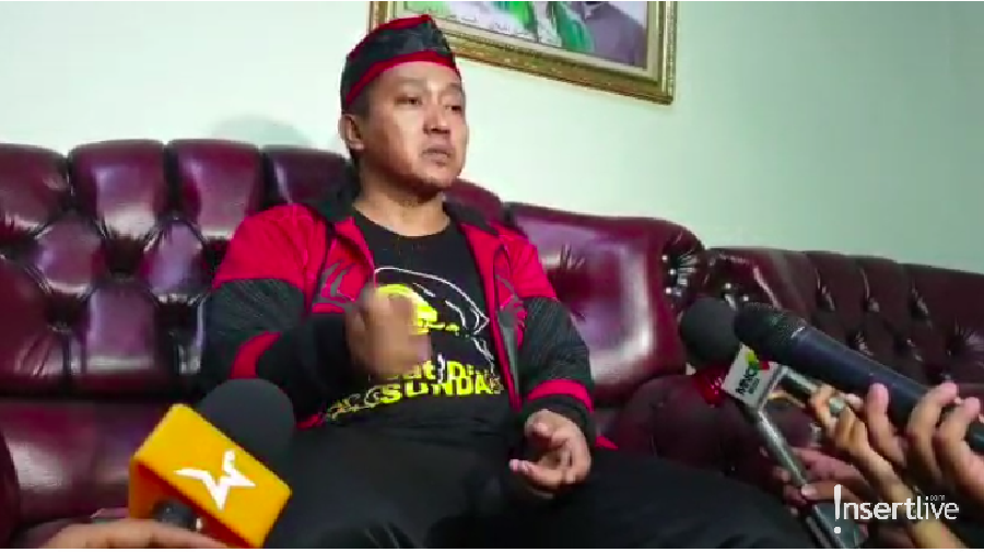 Meski terlihat berselisih, Rizky Febian tetap respek dengan ayah sambungnya, Teddy, dengan mencium tangannya saat bertemu di pembongkaran makam Lina.