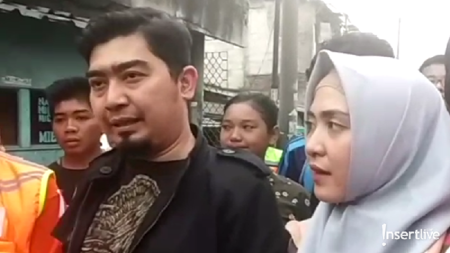 Ustaz Solmed dan Istri hari ini menyambangi dan memberikan bantuan kepada korban banjir di kawan Daan Mogot, Jakarta.