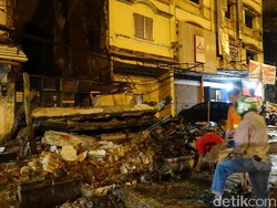 Bangunan Tua di Depan Pelabuhan Makassar Runtuh Diterjang Angin Kencang