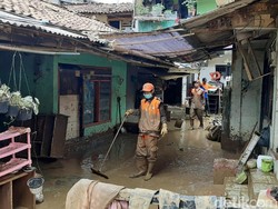 Pasukan Oranye Berjibaku dengan Lumpur Sisa Banjir di Pengadegan