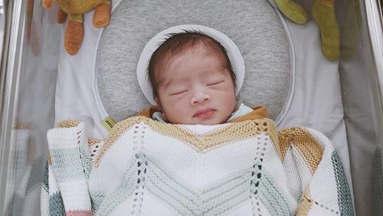 6 Potret Gemas Anak Kembar Pertama Syahnaz dan Jeje Beberapa potret gemas anak kembar pertama Syahnaz dan Jeje versi Insertlive.