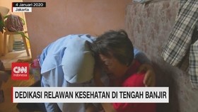 VIDEO: Dedikasi Relawan Kesehatan di Tengah Banjir