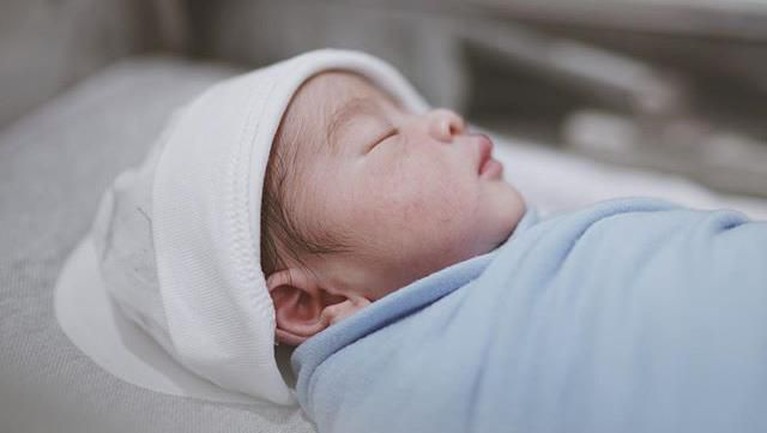 6 Potret Gemas Anak Kembar Pertama Syahnaz dan Jeje Beberapa potret gemas anak kembar pertama Syahnaz dan Jeje versi Insertlive.