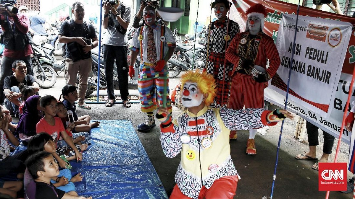 FOTO: Badut Hibur Anak Korban Banjir