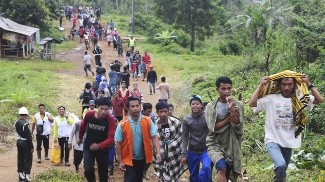 BNPB mencatat jumlah pengungsi di Kabupaten Bogor mengalami penambahan data dari sebelumnya 4.146 jiwa pada Sabtu (4/1) menjadi 15.115 jiwa.