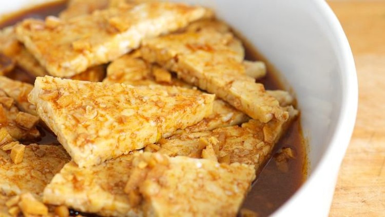 Meski terlihat sederhana, ternyata menyimpan tempe ada triknya agar tak mudah busuk. Simak di sini yuk, Bunda.