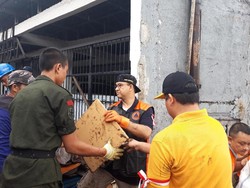 Anies Ikut Kerja Bakti Angkat Sampah Sisa Banjir di Makasar Jaktim